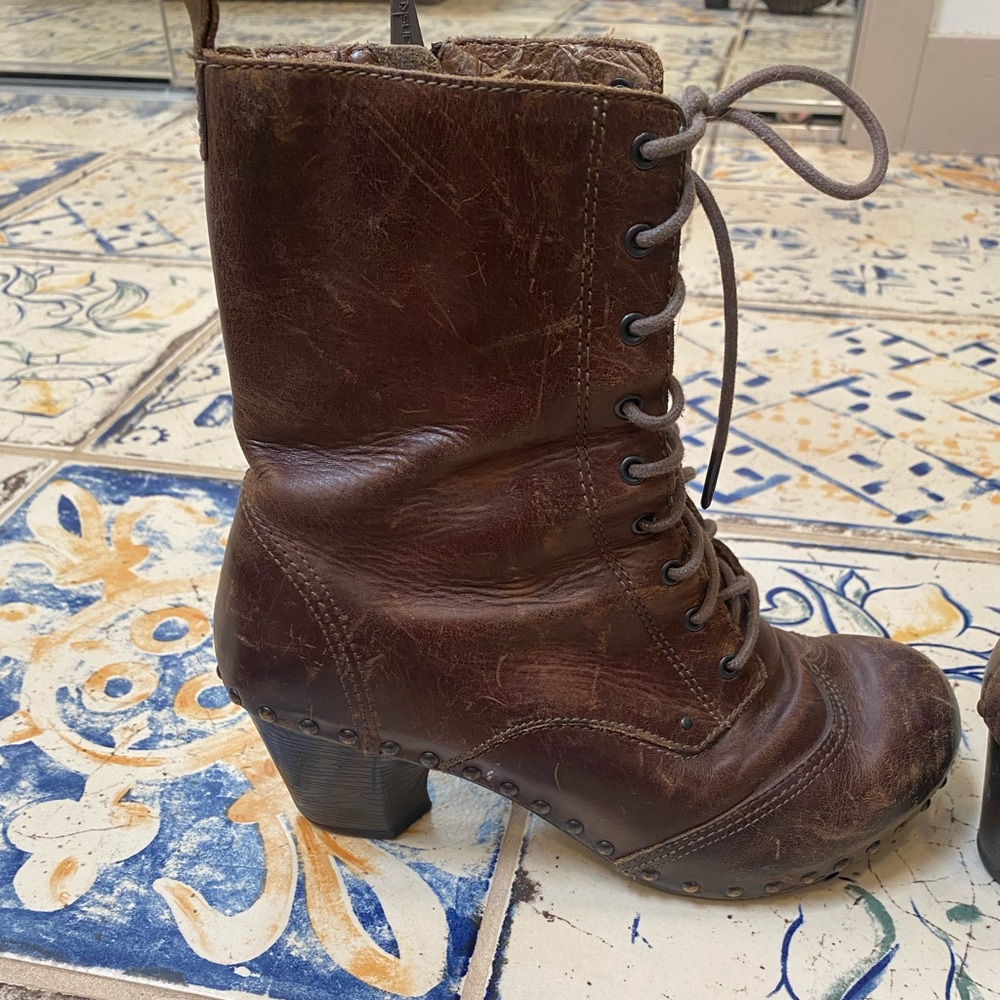 Brown leather Dansko lace up boots size 39 (8.5)